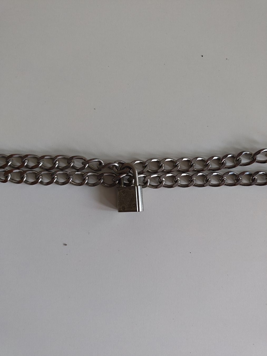 Catenine: Halsband Kette mit Schloss – Usato da Raron venduto da hochheiliger 1