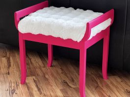 Pinkfarbener Hocker mit weissem Fake-Fell, Top Zustand!