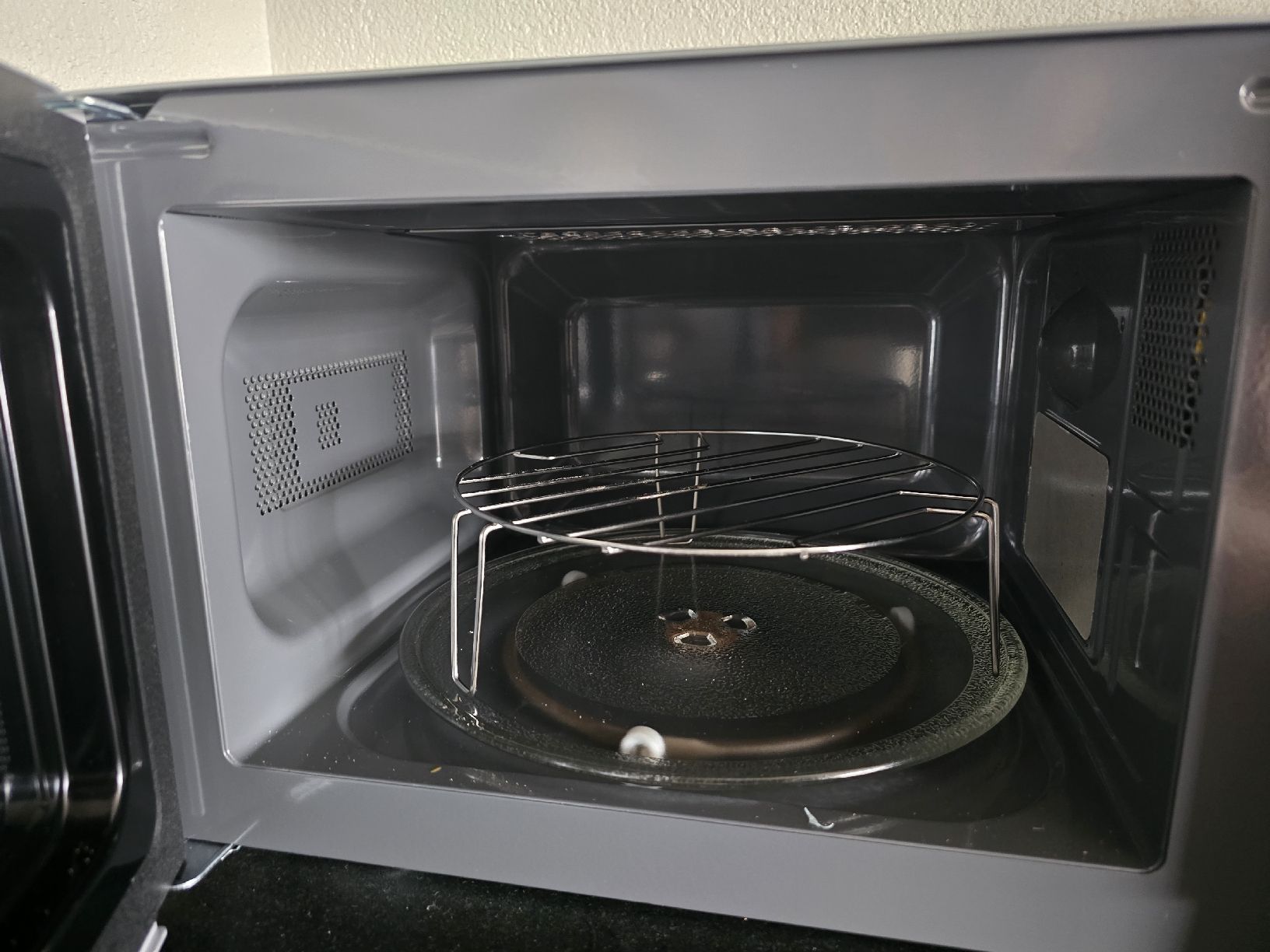Sharp Elettrodomestici da cucina: Sharp Mikrowelle R642INW Schwarz/Silber – Nuovo (secondo la descrizione) da Egliswil venduto da D.Mko 1