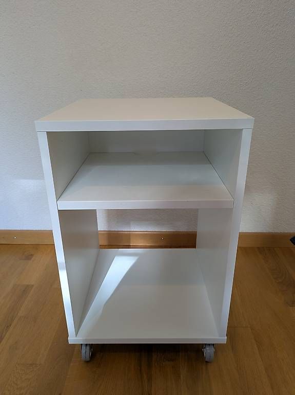 Tables de nuit: Vihals Nachttisch mit Rollen – D'occasion à Sankt Gallen par mat_7rmr