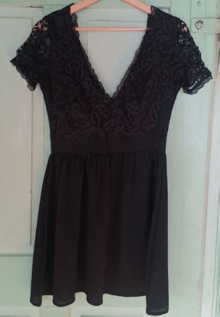 schwarzes Kleid