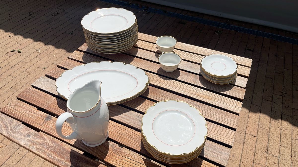 Geschirrsets: Porzellanservice mit Goldrand – Gebraucht aus Ebikon von Wesly