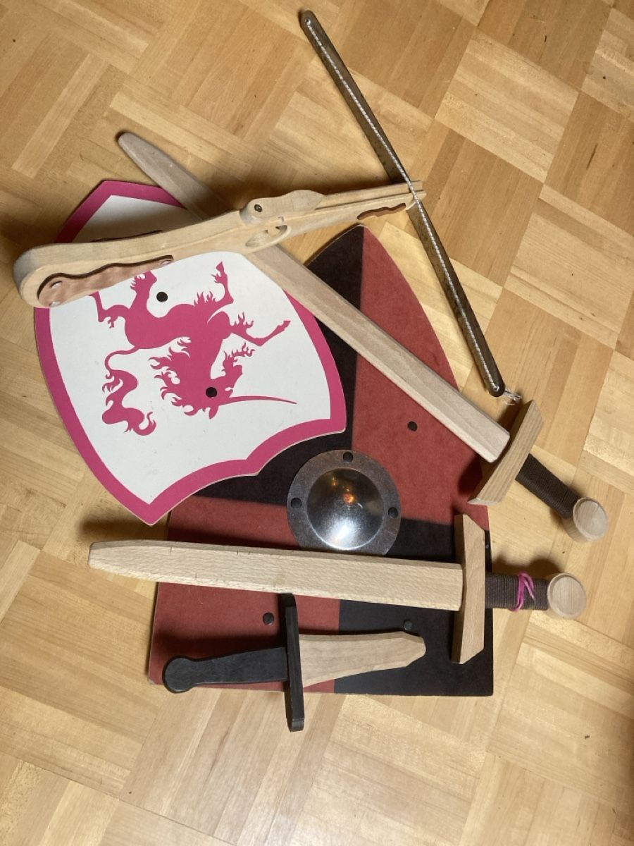 Giocattoli: Armbrust, Holzschwerte, Hozdolch , Schilder, Arbalette, Épes – Usato da FRIBOURG venduto da Boris004