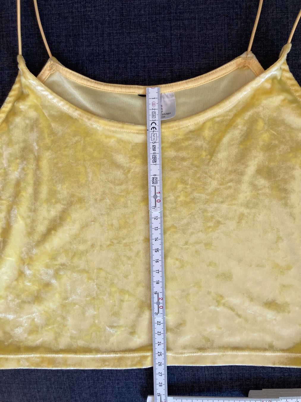H&M Tops: Crop Top H&M, Samt – Gebraucht aus Samedan von chickenrun01 1