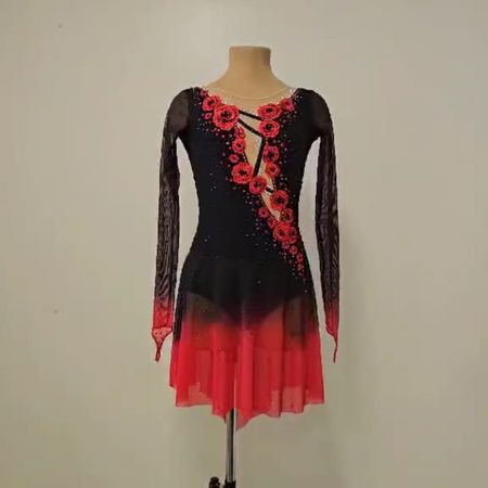 Wunderschönes Eiskunstlaufkleid – Maßanfertigung aus Estland