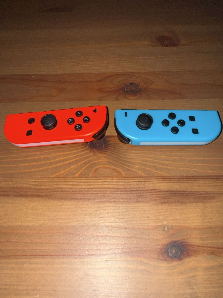 Nintendo Controller: Nintendo Switch Joy-Con rot und blau  – Usato da Grenchen venduto da Leonardo29 1