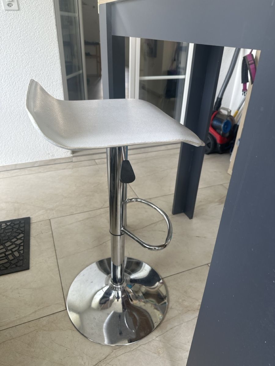 Allestimento di negozi e stand fieristici: Bartisch mit zwei Barhockern Eiche dunkelgrau – Difettoso da Biberist venduto da SSchindi 3