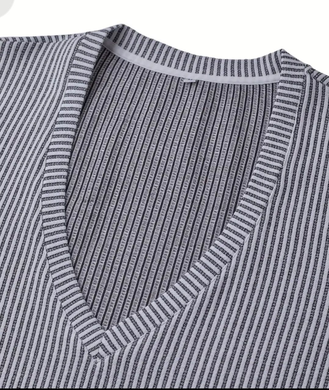 Maglioni & Felpe: Herren V-Ausschnitt Pullover, gestreift, Grau, Grösse L – Nuovo e nell'imballaggio originale da Wil SG venduto da namaki 1