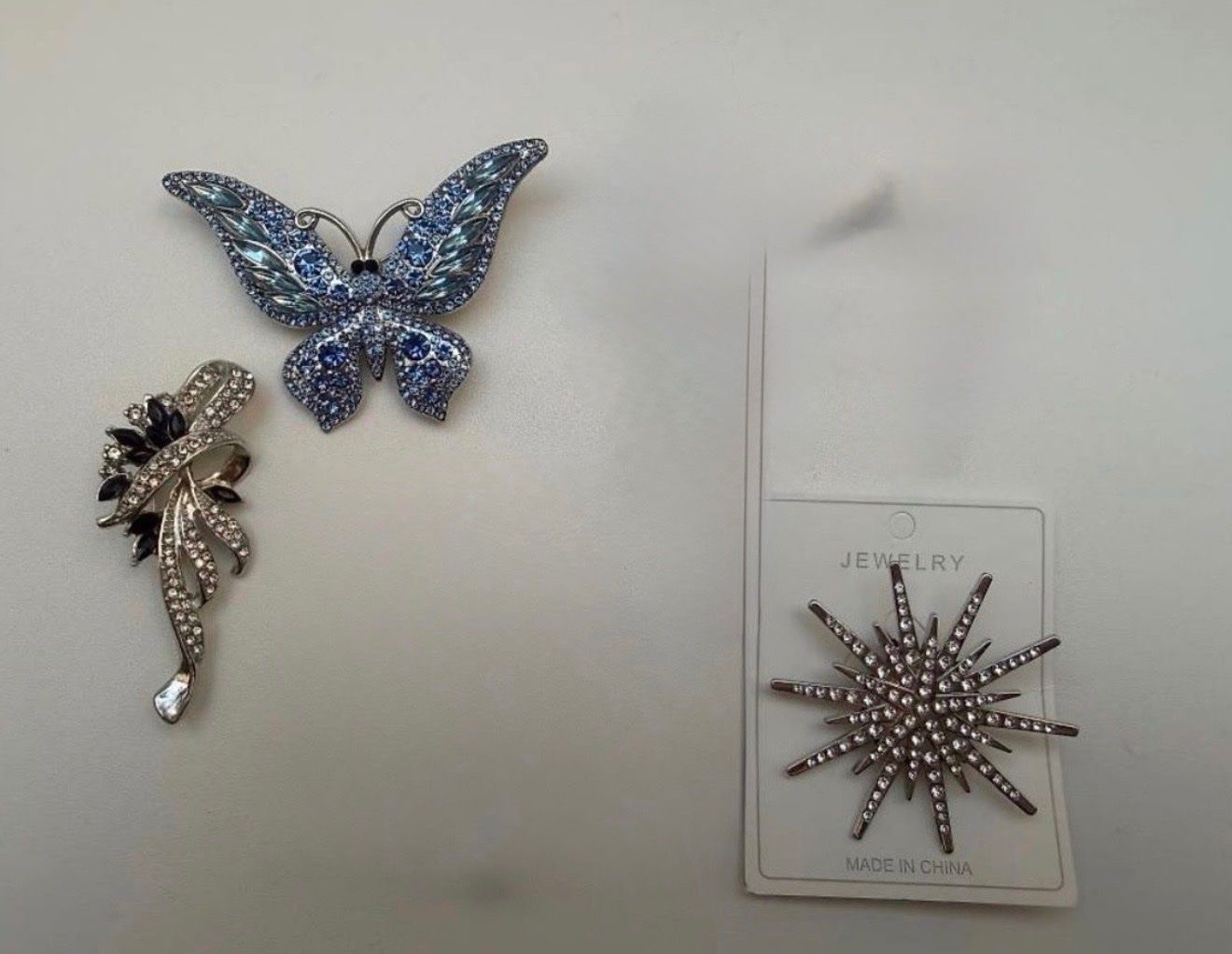 Broches & Aiguilles: Broschen neu diverse Modelle, Design, Grösse – Neuf avec emballage d'origine à Kloten par des_xv52
