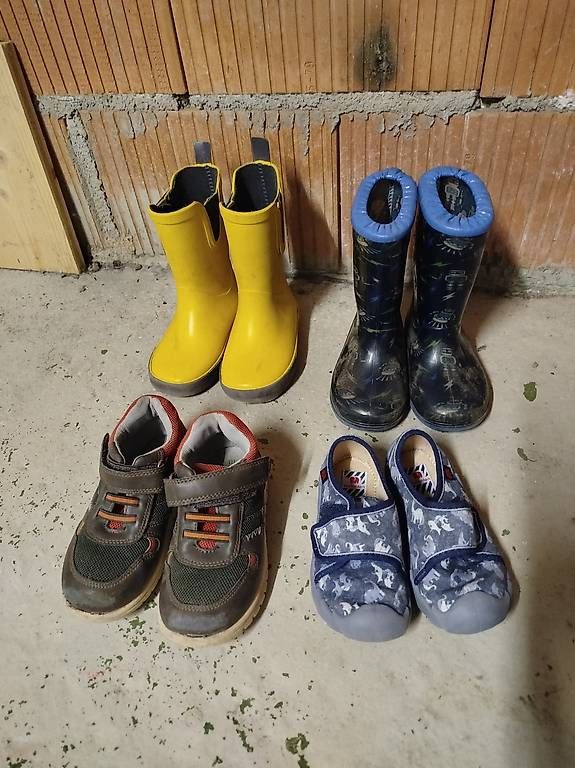 Scarpe per ragazzi: Schuh Paket Grösse 24 – Usato da Bätterkinden venduto da sch_s6nb