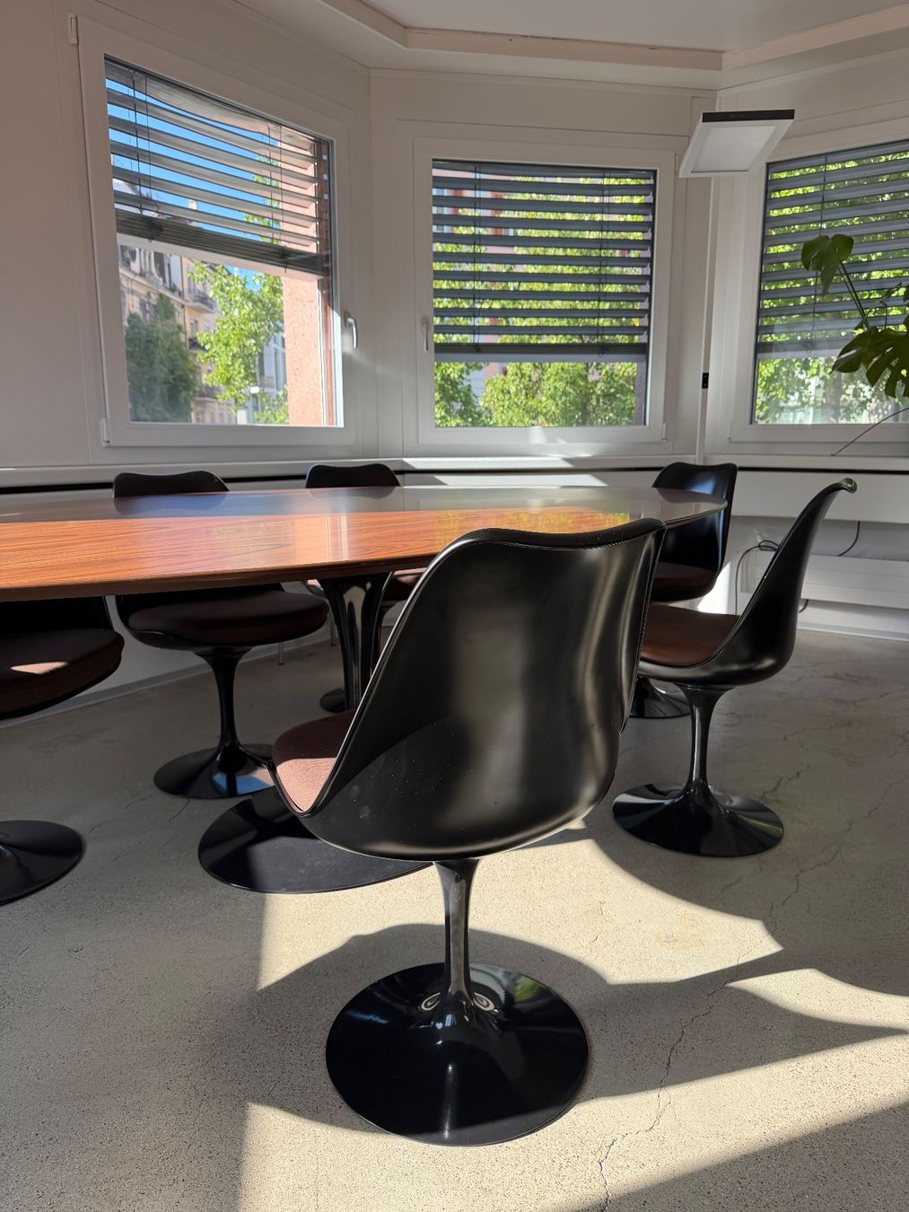 Set de table et chaises: Saarinen Tisch & Stühle – D'occasion à Zollikon par Jansau 2