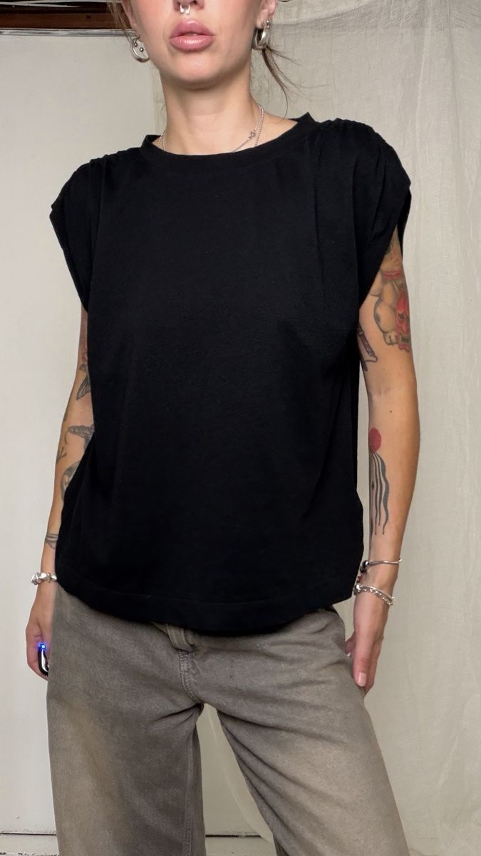T-shirts: Black oversized t-shirt with ruched sleeves  – D'occasion à Knonau par Grapesvintage 2