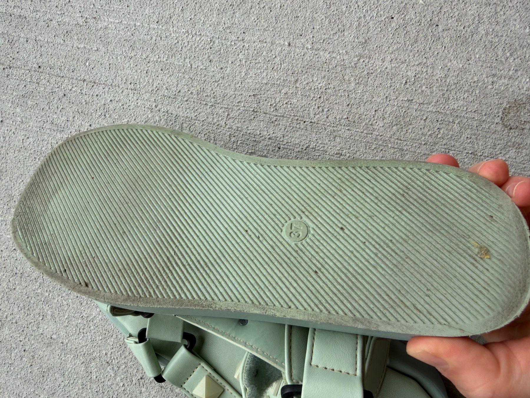Scarpe da donna: Mintgrüne Sandalen, Gr. 37, mit Pyramiden – Usato da Riehen venduto da edu_92w7 1