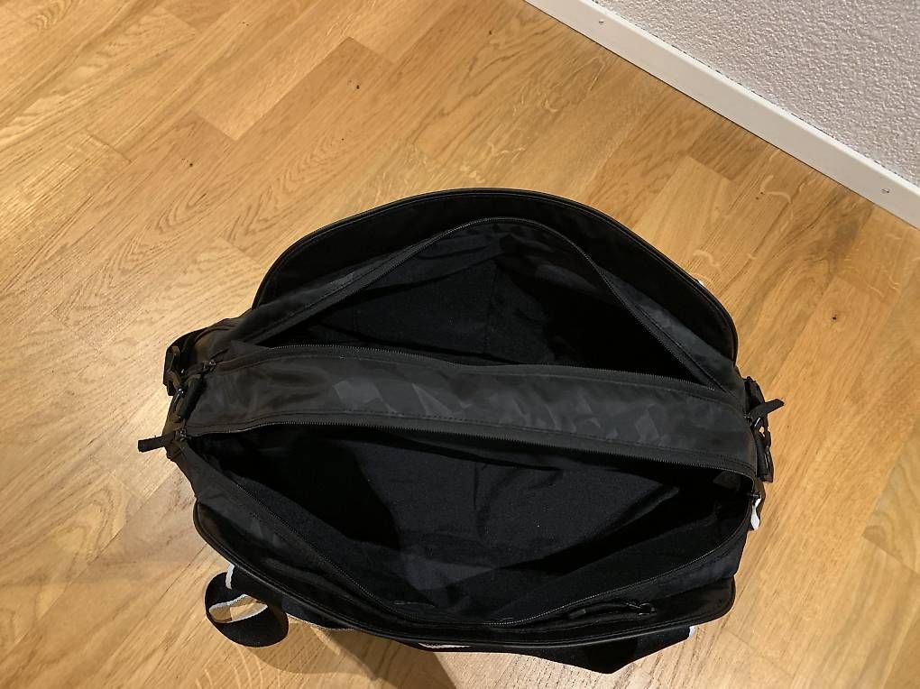 Taschen: Nike Sporttasche schwarz – Gebraucht aus Hindelbank von sarahcw 1