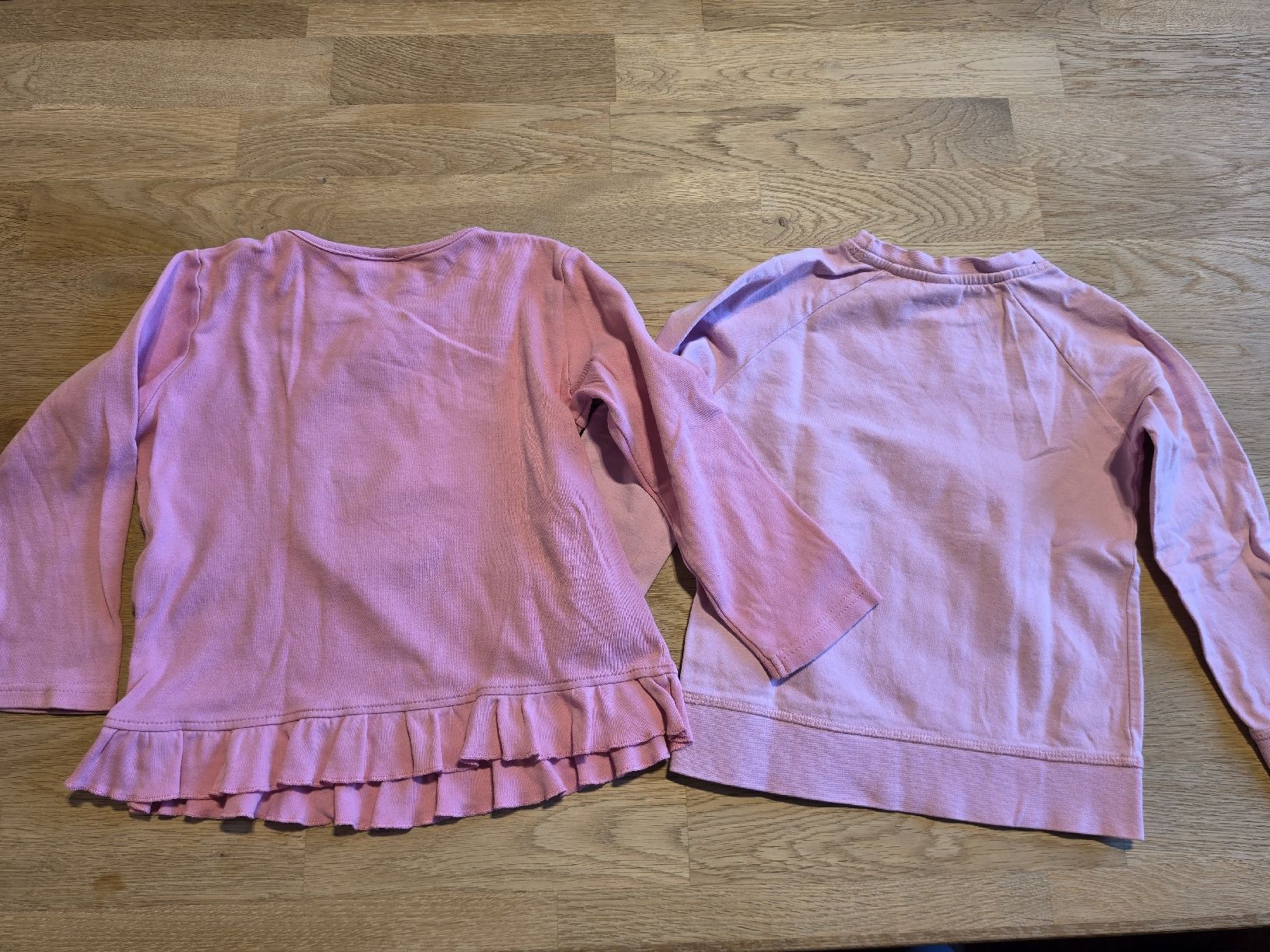 Maglioni & Felpe: 2 Pullover Set 104 rosa mit Fee Blumen Mädchen Skateboard – Usato da Bergdietikon venduto da Staphylococcus 4