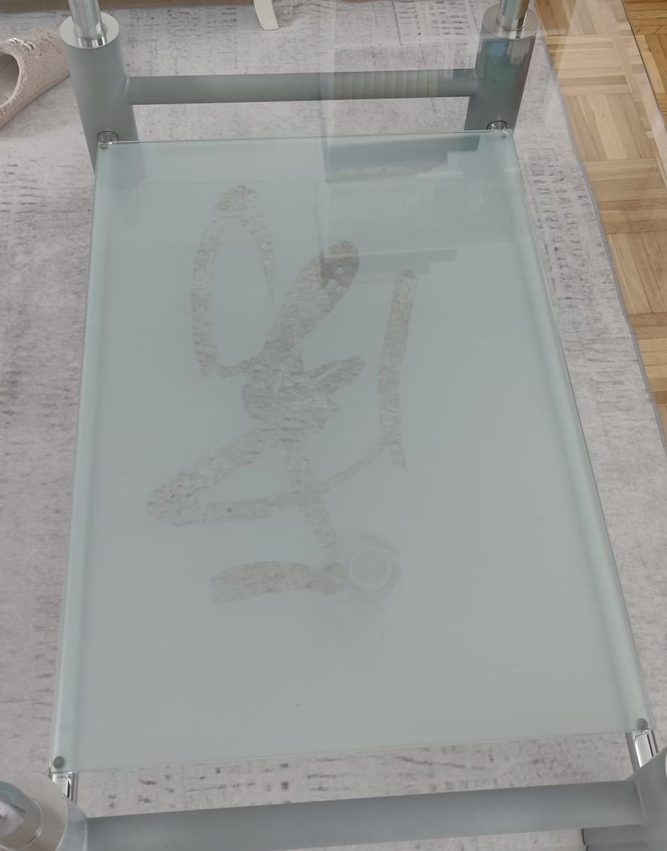 Tische: Couchtisch Glas satiniert Metall Gestell – Gebraucht aus Winterthur von efe_m5kq