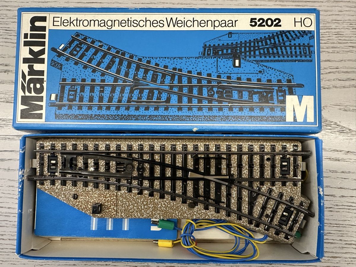 Märklin Modelleisenbahnen: Märklin 5202 Elektromagnetisches Weichenpaar – Gebraucht aus Lupsingen von New-Haven