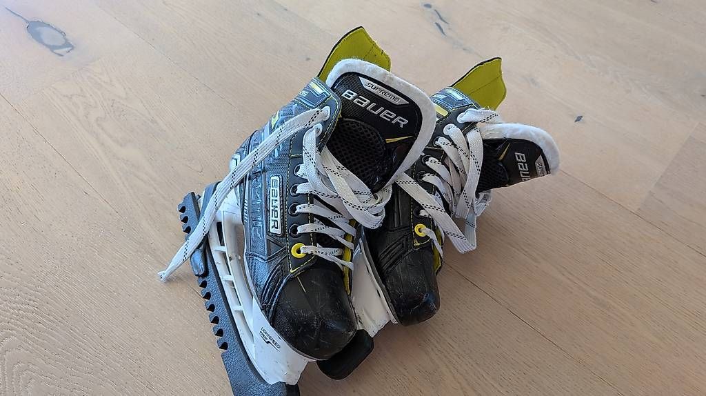 Pattini da ghiaccio: Schlittschuhe Bauer Gr. 1.5 – Usato da Biglen venduto da takamine