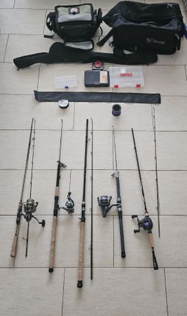 Grosses Angelset: 5 Ruten inkl. Rollen, Rapala & Taschen 