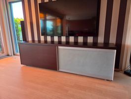 Schönes TV-Möbel mit Glasfront – Massarbeit