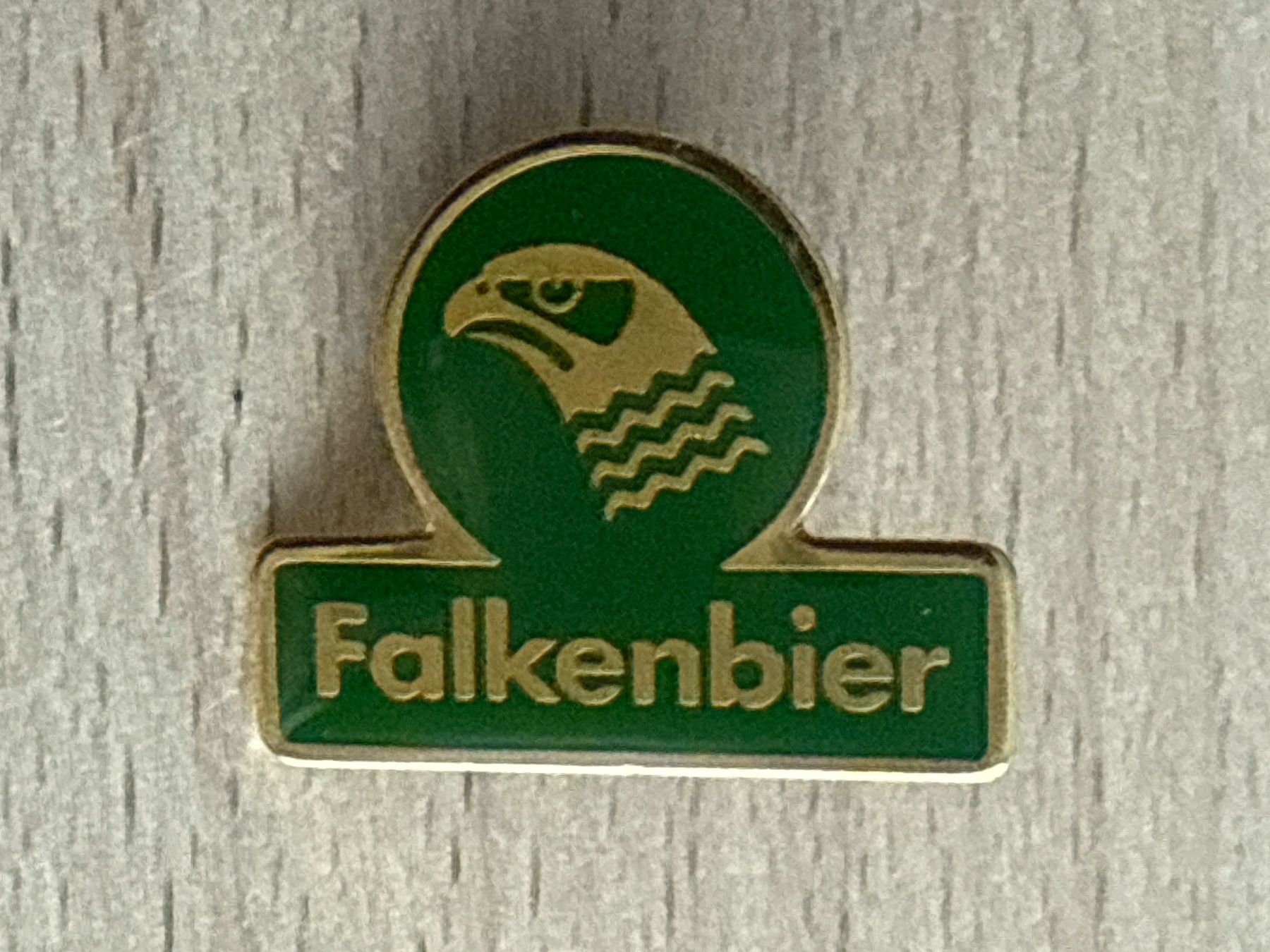 Plaketten & Abzeichen: Pin Falkenbier – Gebraucht aus Glattbrugg von Schweigmatt