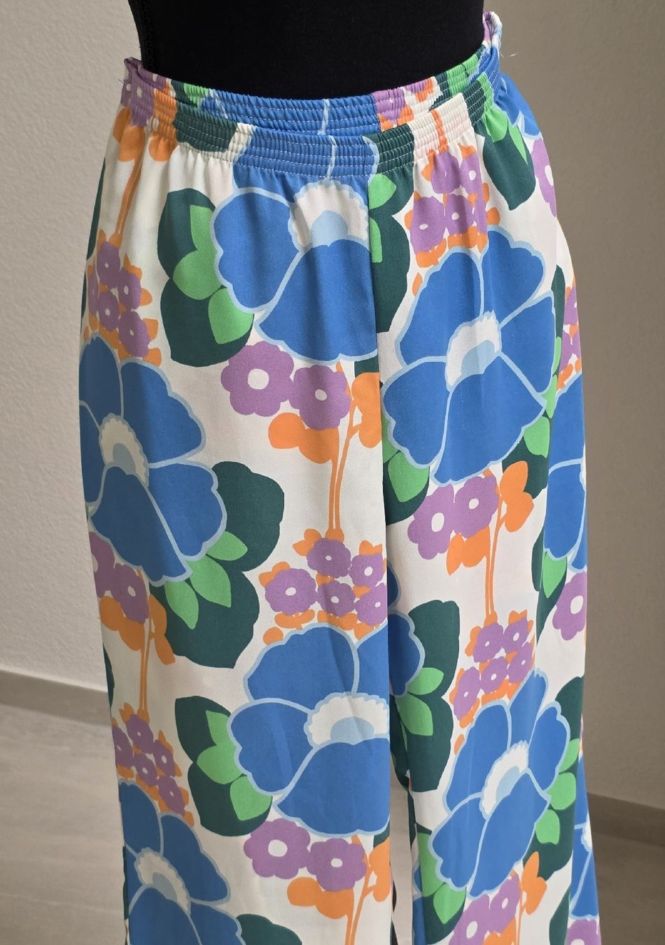 Zara Pantaloni: Zara Schöne Blumenhose Gr. M – Nuovo (secondo la descrizione) da Rheinsulz venduto da Gilea 1
