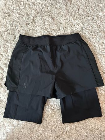 Fast NEU: 2-in-1- Laufshorts von ON - Grösse M