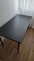 schwarzer Schreibtisch
