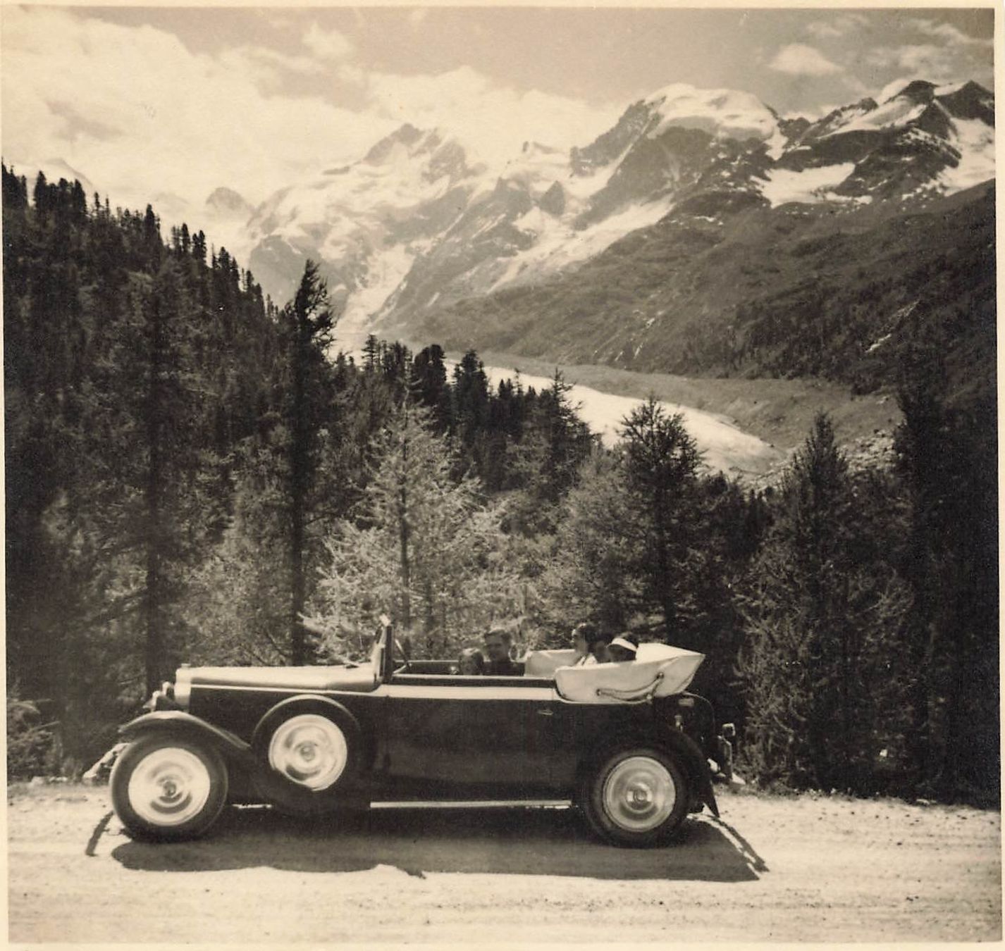 Cartoline postali: Foto - Morteratsch-Gletscher mit Oldtimer-Cabriolet 1934 – Usato da Schwyz venduto da Seffi56