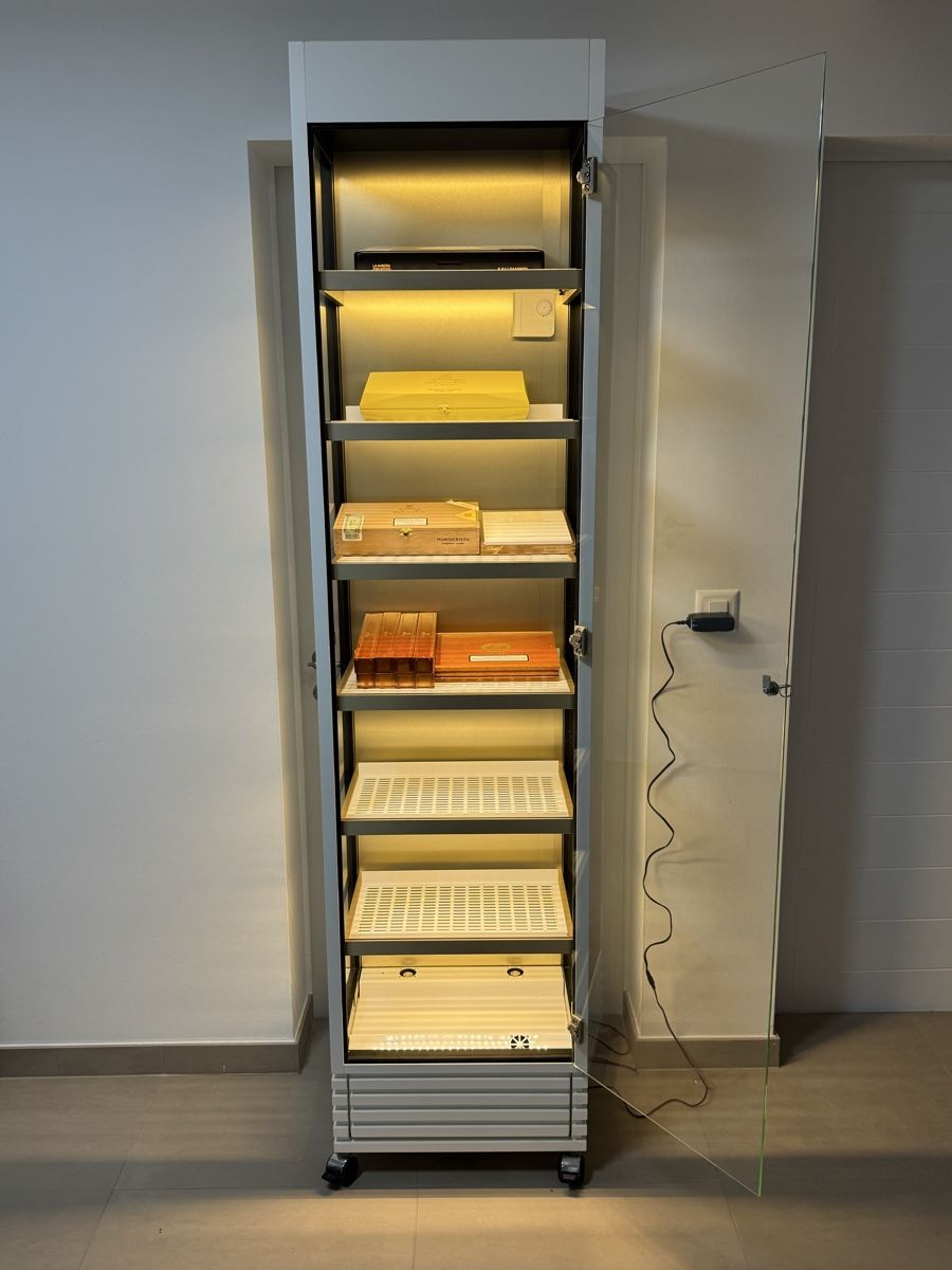 Davidoff Humidor per sigari: Original Davidoff Commercial Humidor Cabinet – Usato da Mies venduto da jul_9ms2