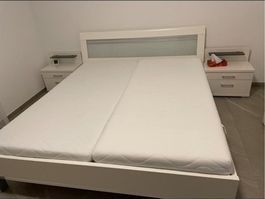 Doppelbett weiss mit zwei Nachttischen guter Zustand
