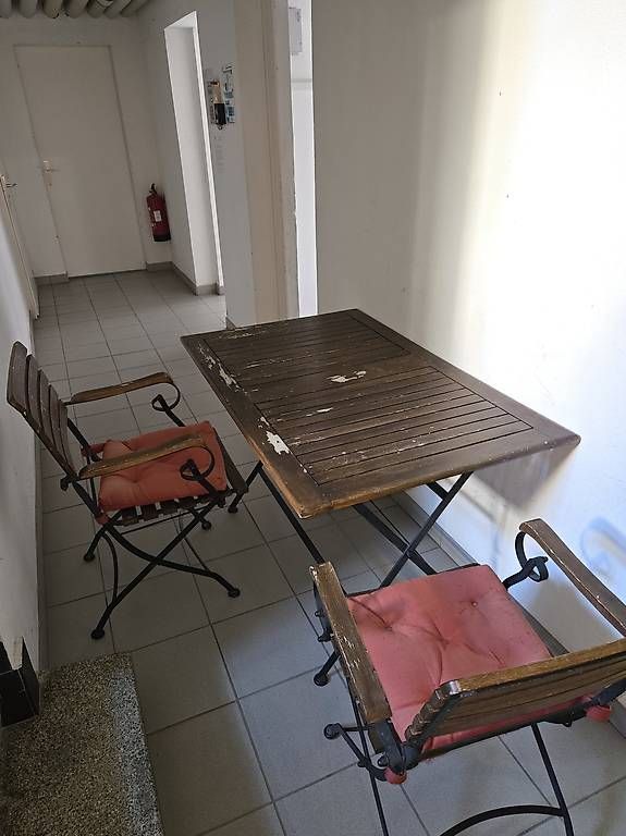 Tischset: Une table et deux chaises  – Gebraucht aus Lausanne von Filip_ 3