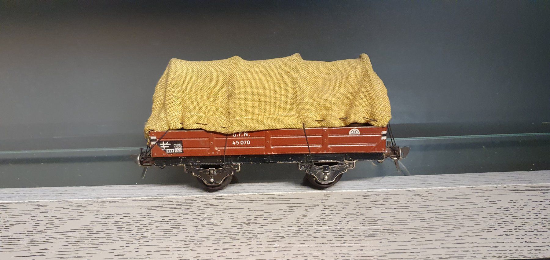 Fleischmann Modelleisenbahnen: FLEISCHMANN:0: ANTIKER PLANEWAGEN CA. 80 JAHRE ALT – Gebraucht aus Biglen von taunus82