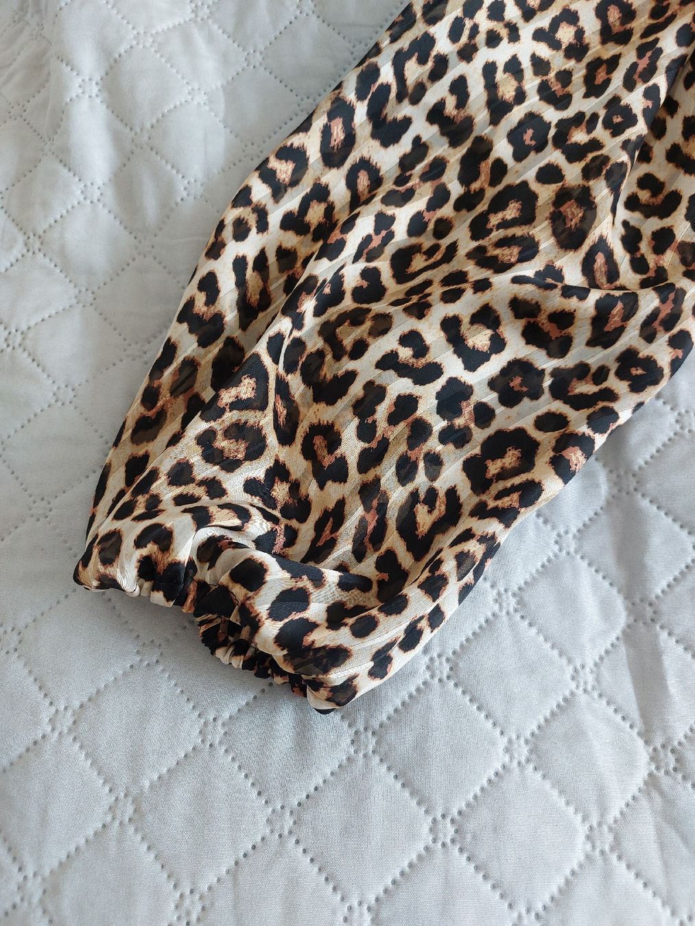H&M Blusen: Leichte Bluse mit Leopardenmuster, Grösse M. – Gebraucht aus Thun von Alexanna 3