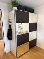 Grosser Schiebentürenschrank mit Spiegel