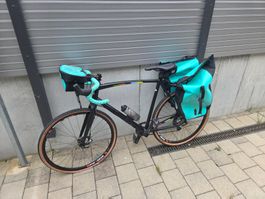 Neuwertiges Gravel Bike mit Zubehör für Abenteuer!