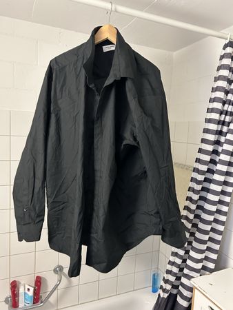 2 Hemden 1 Schwarz und 1 Weiss