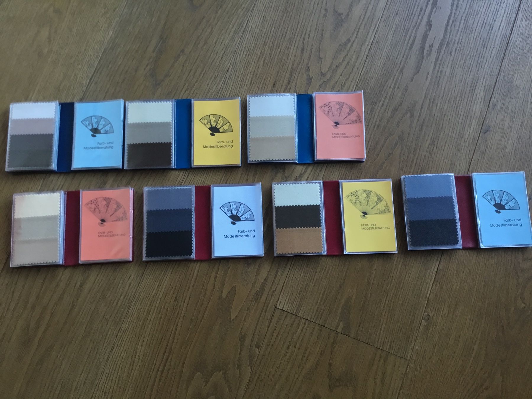 Colori: Farbe - und modestilberatung Farbfächer – Usato da Oberwil b. Zug venduto da evasale4you 1