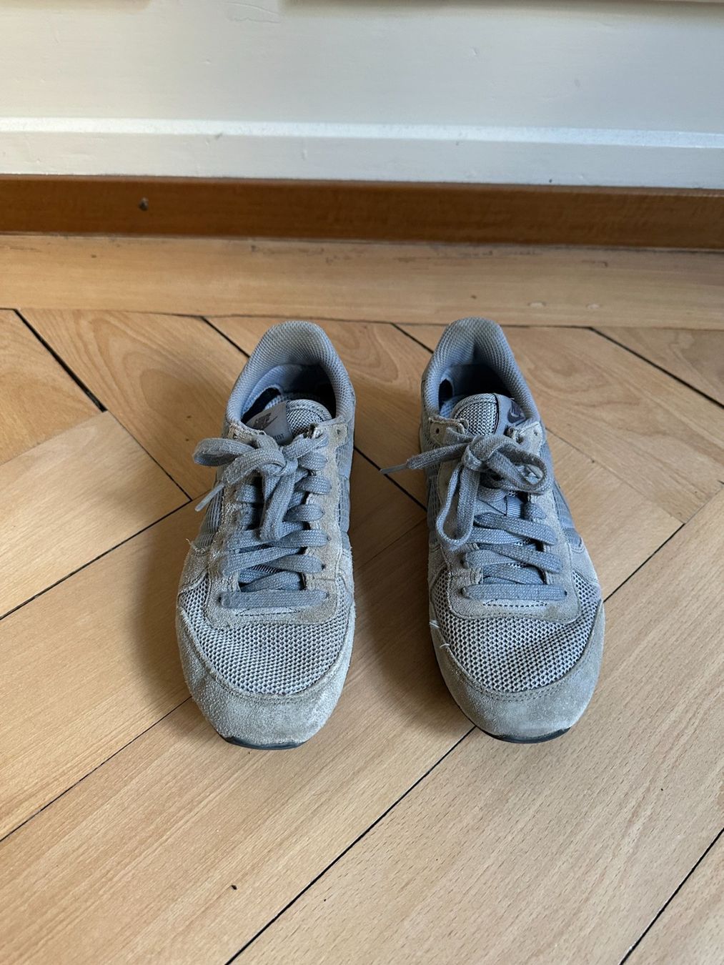 Nike Scarpe da donna: NIKE Internationalist Sneaker hellgrau 35.5 – Usato da Zürich venduto da Diazaio 1