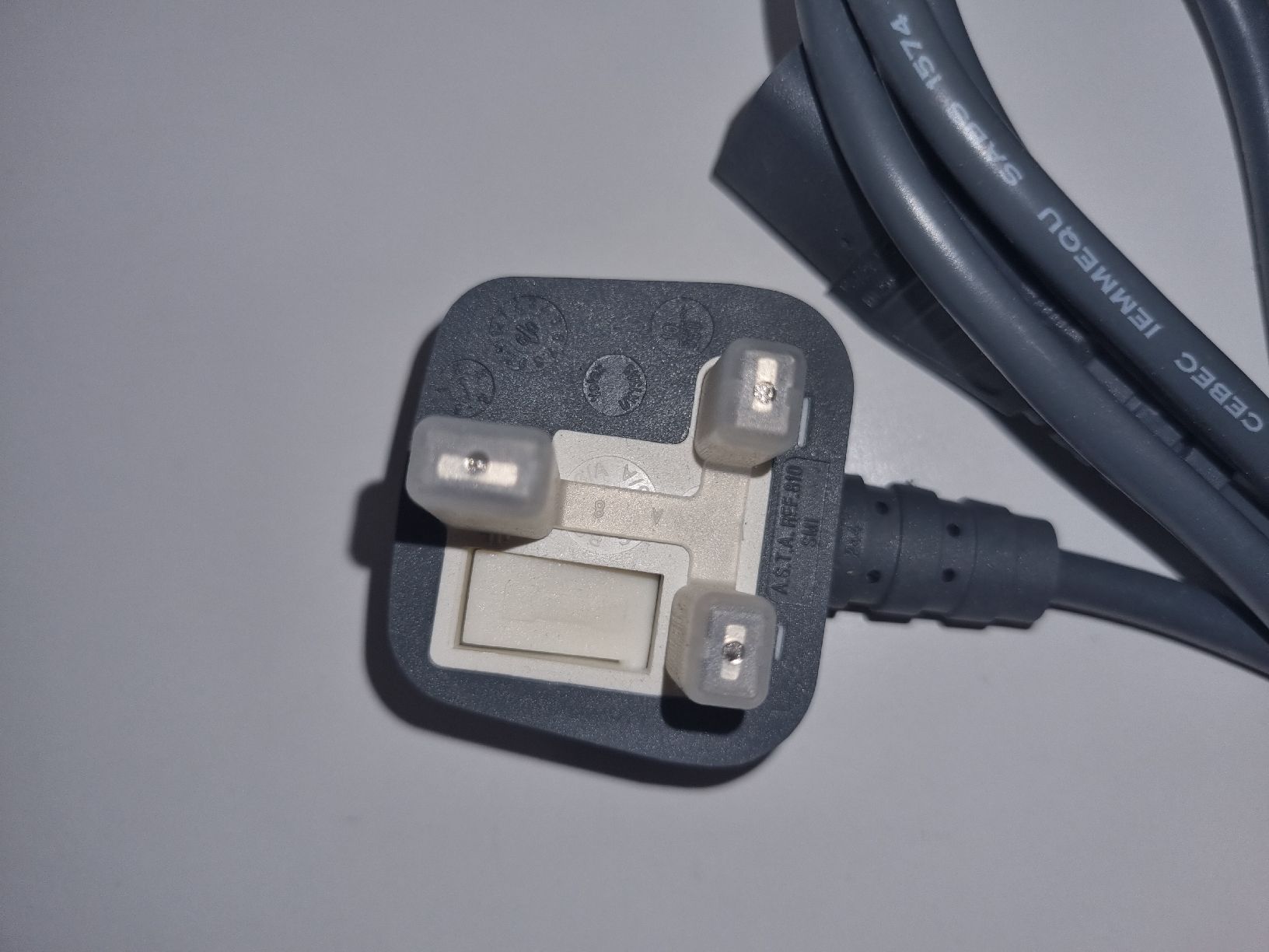 Cavi: Stromkabel IEC C13 Stecker Typ G – Nuovo (secondo la descrizione) da Chur venduto da Beimirhates 2