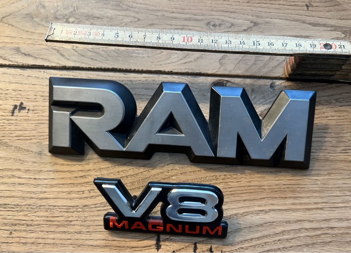 Dodge Alle Autoersatzteile: Dodge RAM Schriftzug Emblem – Gebraucht aus Sevelen von  1