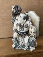 Netsuke, Samurai sitzend mit Ratte auf Stock, signiert