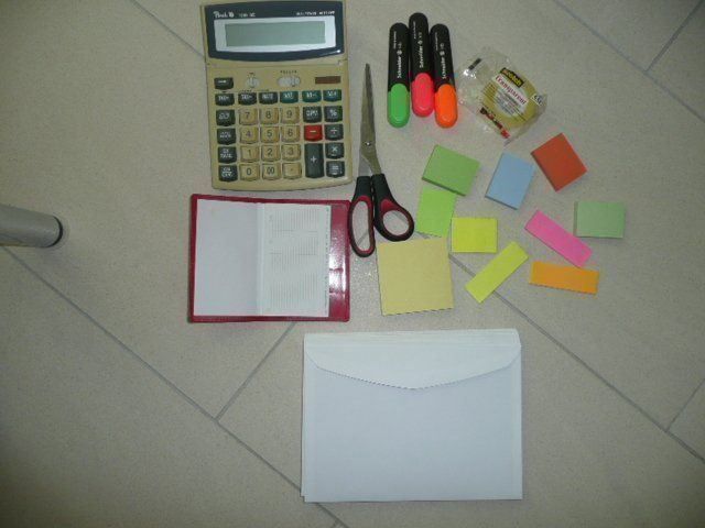 Calcolatrici tascabili: Paket Büromaterial,Rechner,Schere,Postit,2 Register usw – Usato da Baar venduto da negombo