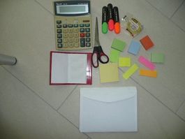 Paket Büromaterial,Rechner,Schere,Postit,2 Register usw