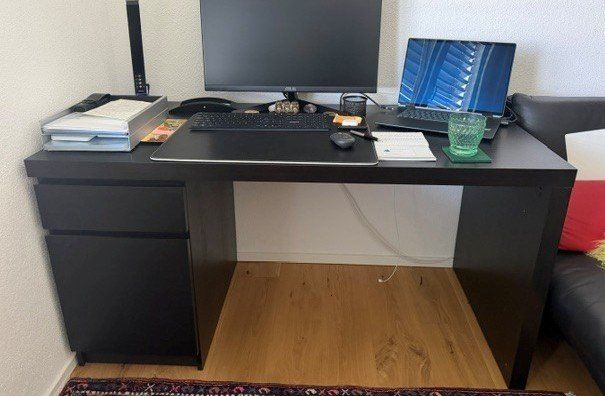 Scrivanie: Schreibtisch 140x65 IKEA Malm Schwarz – Usato da Altishausen venduto da hpm_r57k