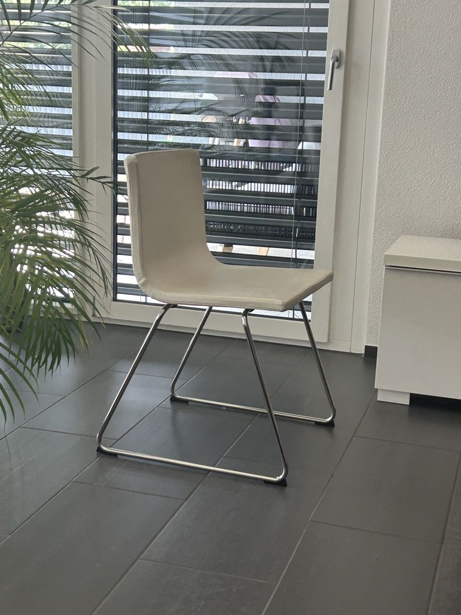 Stühle: Stuhl Creme Metallgestell modern gebraucht – Gebraucht aus Pfäffikon SZ von andi_dru