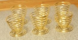 6 goldene Eierbecher im Spiraldesign