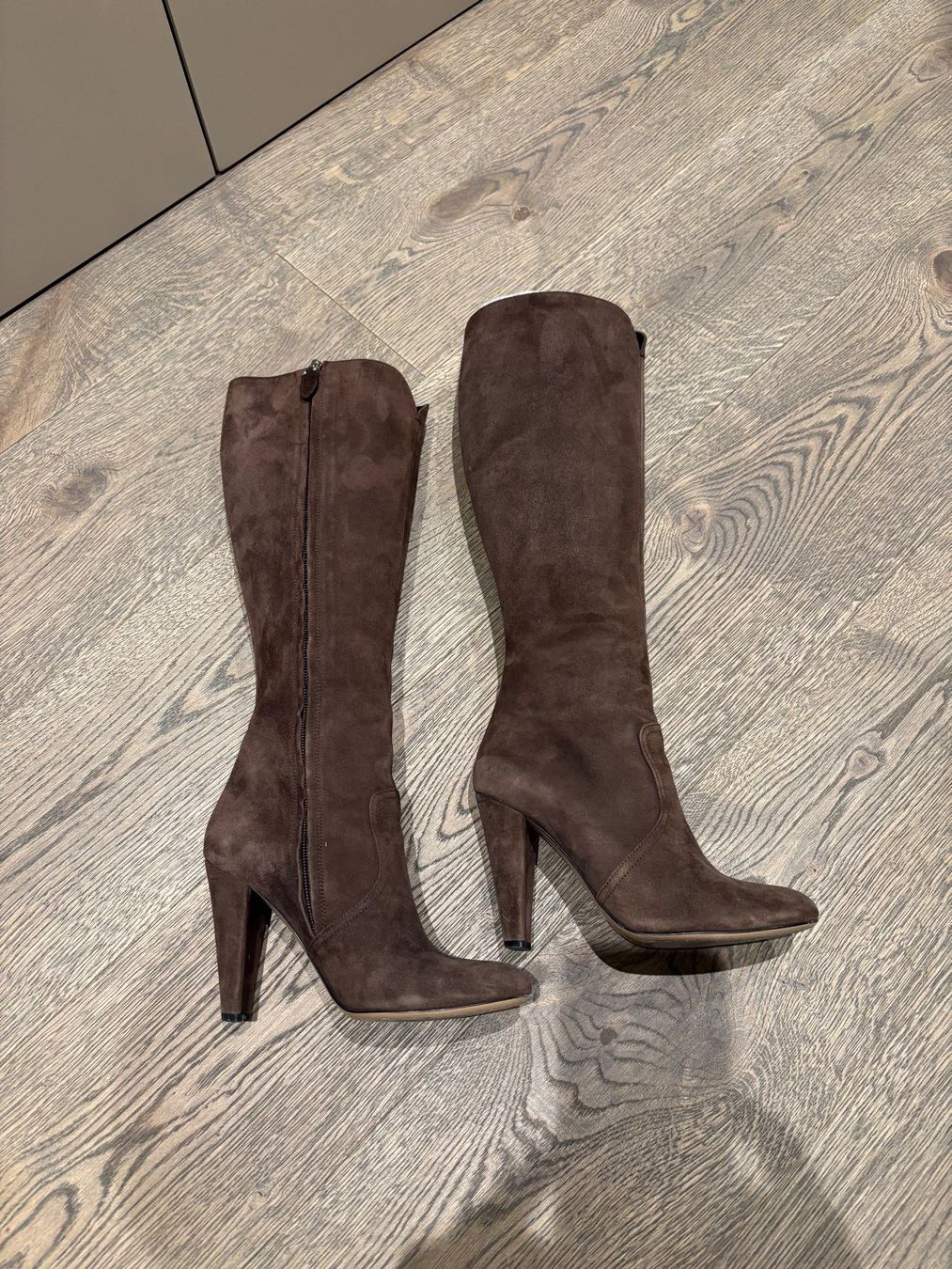 Bally Scarpe da donna: Bottes Bally en daim chocolat – Usato da Wollerau venduto da Dolder23