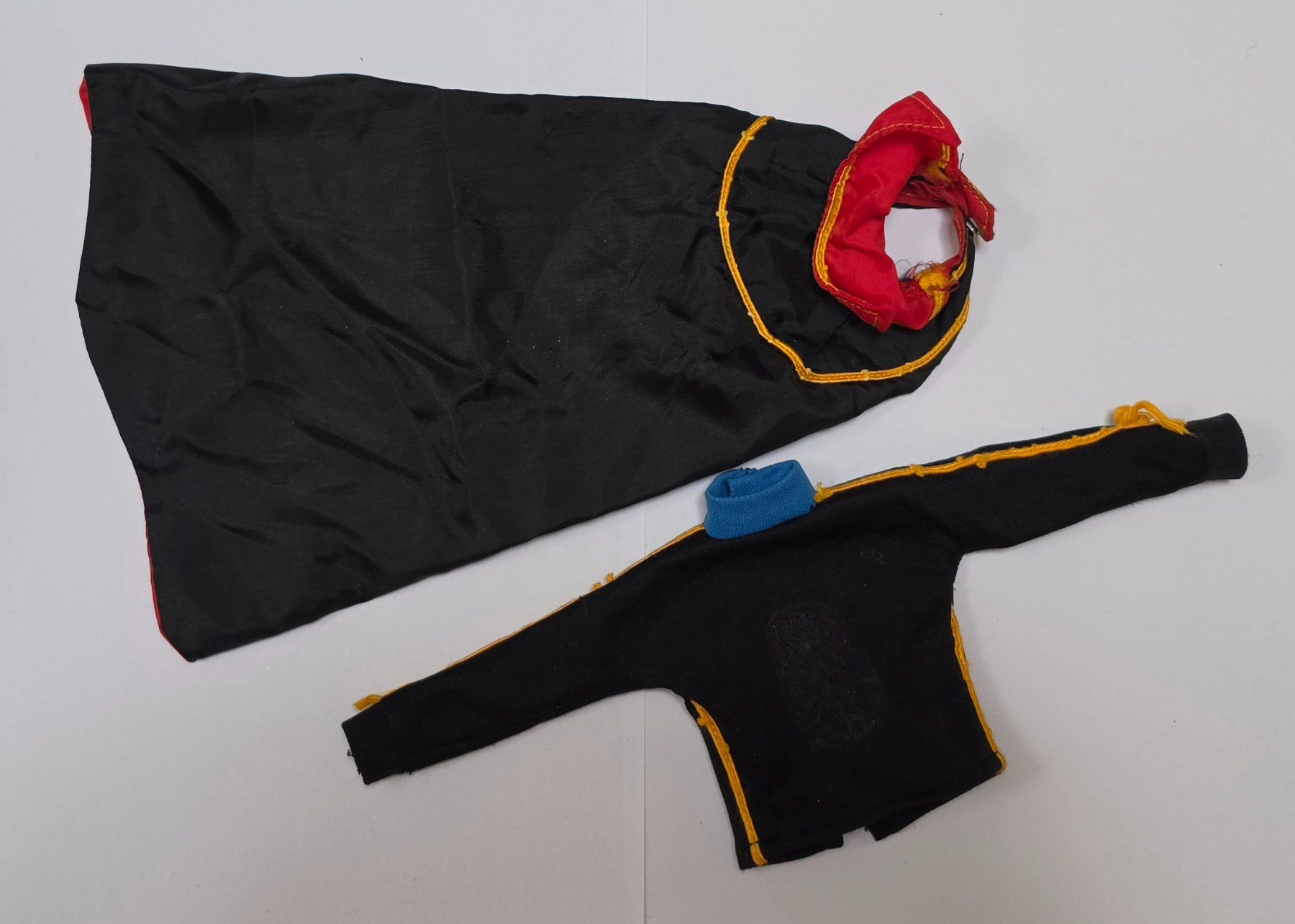 Bambole: Cape et pull Albator Ceji Arbois – Usato da Bulle venduto da Chimchiree