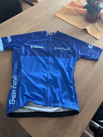 Velotrikot mit Hosen